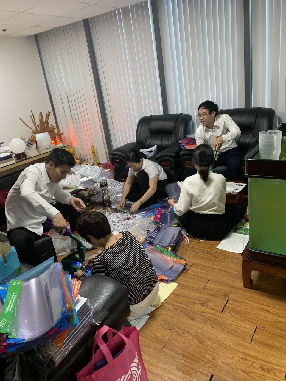 OTOFUN: Chi hội TTH tặng 7.700 kính chống giọt bắn cho cán bộ, chiến sỹ, y bác sỹ Hải Dương OTOFUN: Chi hội TTH tặng 7.700 kính chống giọt bắn cho cán bộ, chiến sỹ, y bác sỹ Hải Dương