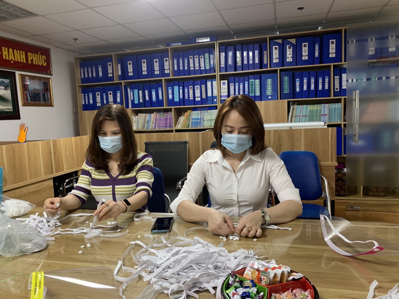 OTOFUN: Chi hội TTH tặng 7.700 kính chống giọt bắn cho cán bộ, chiến sỹ, y bác sỹ Hải Dương OTOFUN: Chi hội TTH tặng 7.700 kính chống giọt bắn cho cán bộ, chiến sỹ, y bác sỹ Hải Dương