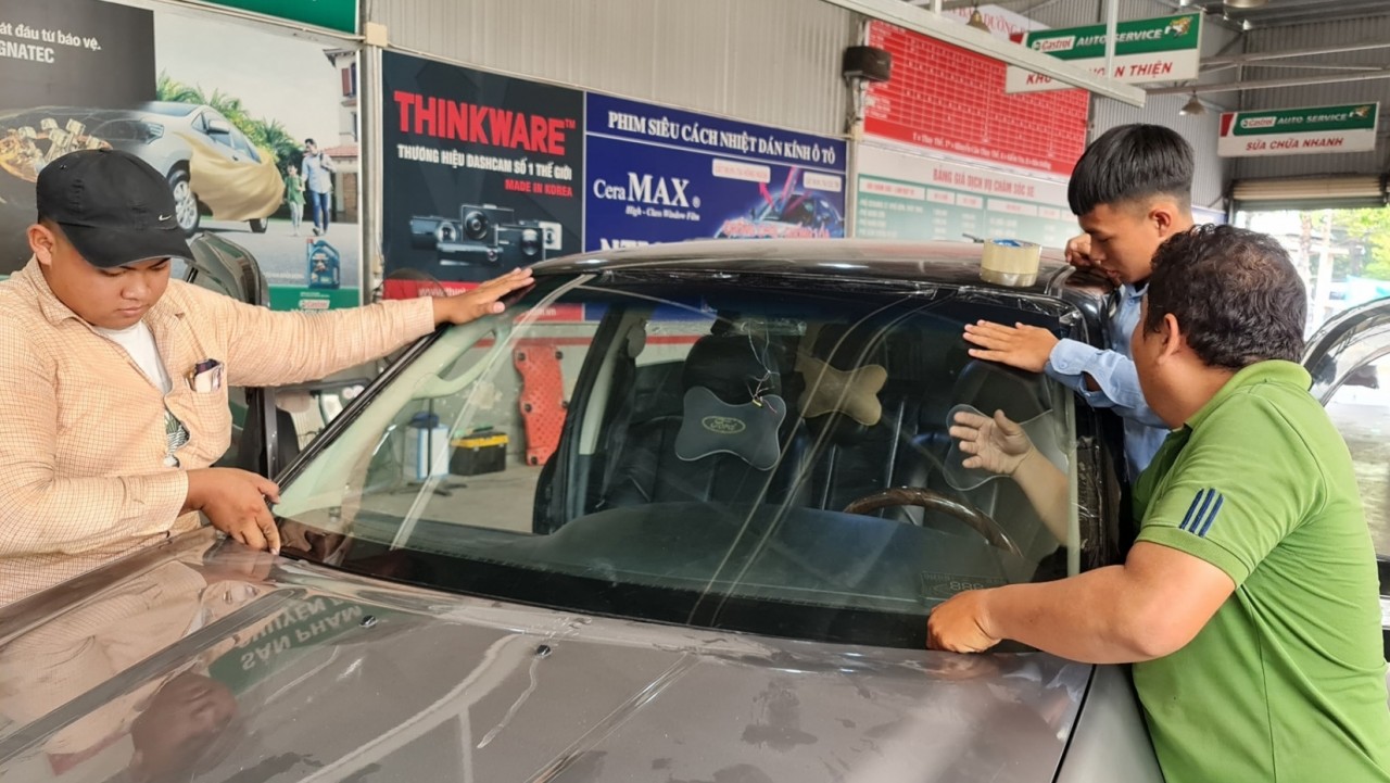 Kể chuyện bị hành khi đi làm bảo hiểm vật chất thay kính lái