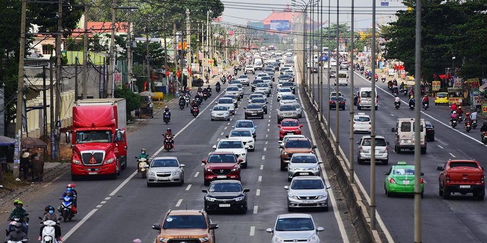 Ảnh dưới là minh chứng cho sự quái đản của giao thông trên QL51, khi làn trong cùng là làn vượt thì xe bò chật cứng, còn làn ngoài cùng đáng nhẽ là làn để chạy bình thường thì luôn ít xe nhất. Ảnh dưới là minh chứng cho sự quái đản của giao thông trên QL51, khi làn trong cùng là làn vượt thì xe bò chật cứng, còn làn ngoài cùng đáng nhẽ là làn để chạy bình thường thì luôn ít xe nhất.