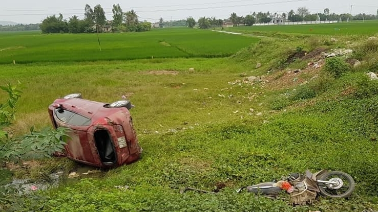 Ford Fiesta tông trúng rồi đè người đi xe máy xuống ruộng
