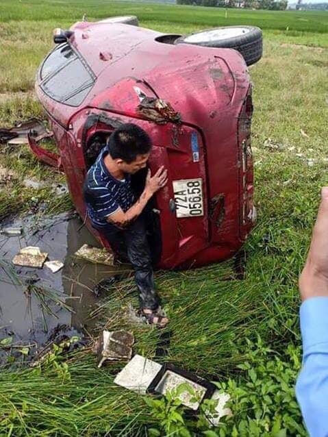 Ford Fiesta tông trúng rồi đè người đi xe máy xuống ruộng ford fiesta tong trung roi de nguoi di xe may xuong ruong