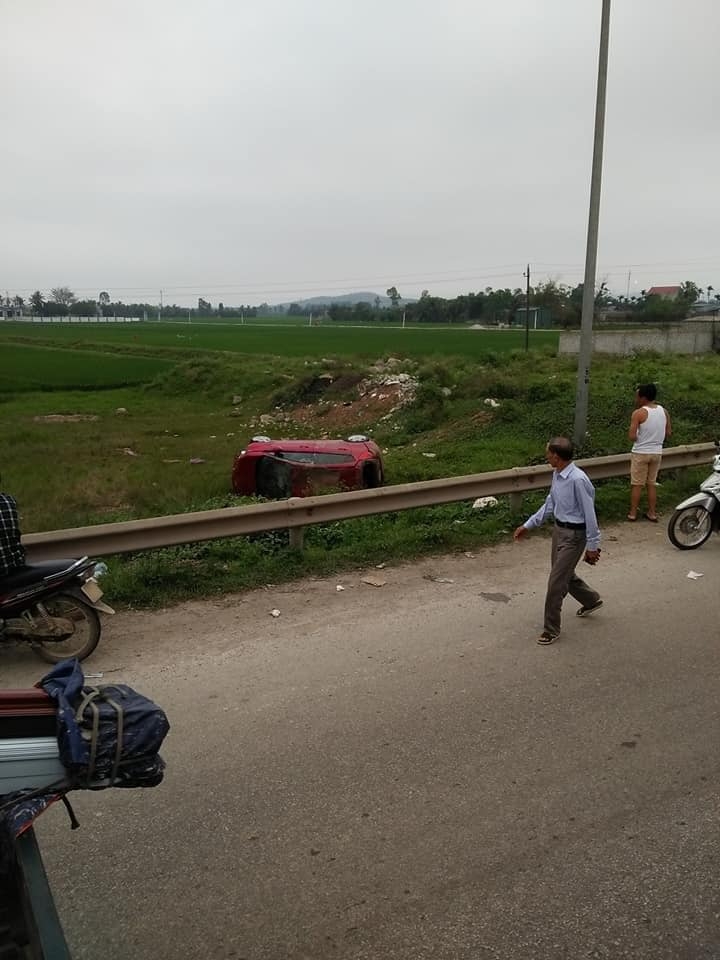 Ford Fiesta tông trúng rồi đè người đi xe máy xuống ruộng ford fiesta tong trung roi de nguoi di xe may xuong ruong
