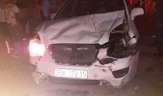 Kia Carens lao sang làn ngược chiều, tông hàng loạt xe máy tại Thanh Hóa kia carens lao sang lan nguoc chieu tong hang loat xe may tai thanh hoa