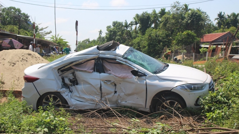 Hyundai Elantra bị bẻ gập sau cú va chạm với tàu chở hàng