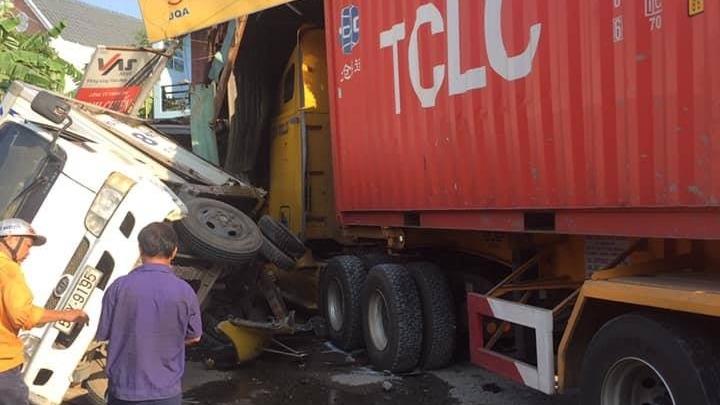 Container tông sập 2 nhà dân, tài xế "cố thủ" trong cabin để... ngủ