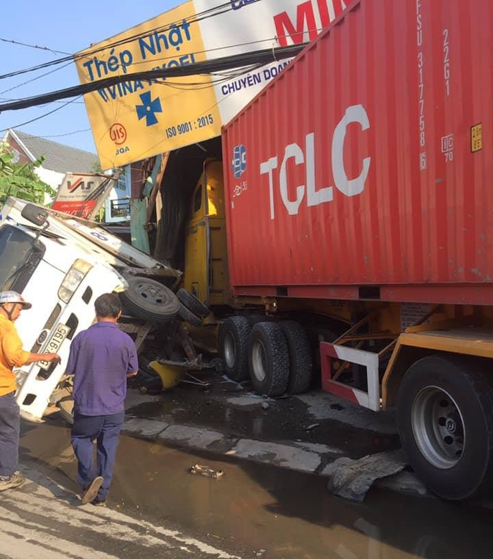 Container tông sập 2 nhà dân, tài xế "cố thủ" trong cabin để... ngủ container tong sap 2 nha dan tai xe co thu trong cabin de ngu