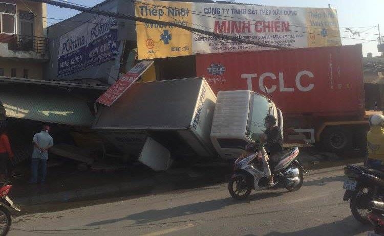 Container tông sập 2 nhà dân, tài xế "cố thủ" trong cabin để... ngủ container tong sap 2 nha dan tai xe co thu trong cabin de ngu