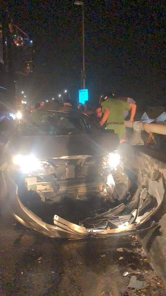 Toyota Vios nát bét sau cú đâm trực diện vào xe tải toyota vios nat bet sau cu dam truc dien vao xe tai