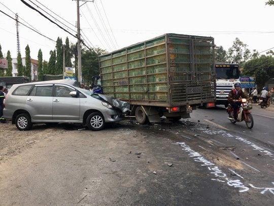Tai nạn "lặp": Ô tô tải chở vịt tông nát đầu Toyota Innova ở Đồng Nai tai nan lap o to tai cho vit tong nat dau toyota innova o dong nai