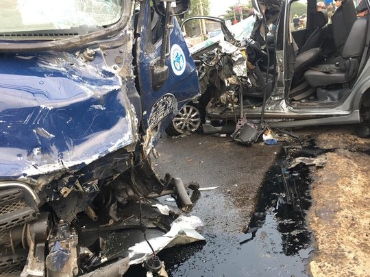 Tai nạn "lặp": Ô tô tải chở vịt tông nát đầu Toyota Innova ở Đồng Nai tai nan lap o to tai cho vit tong nat dau toyota innova o dong nai