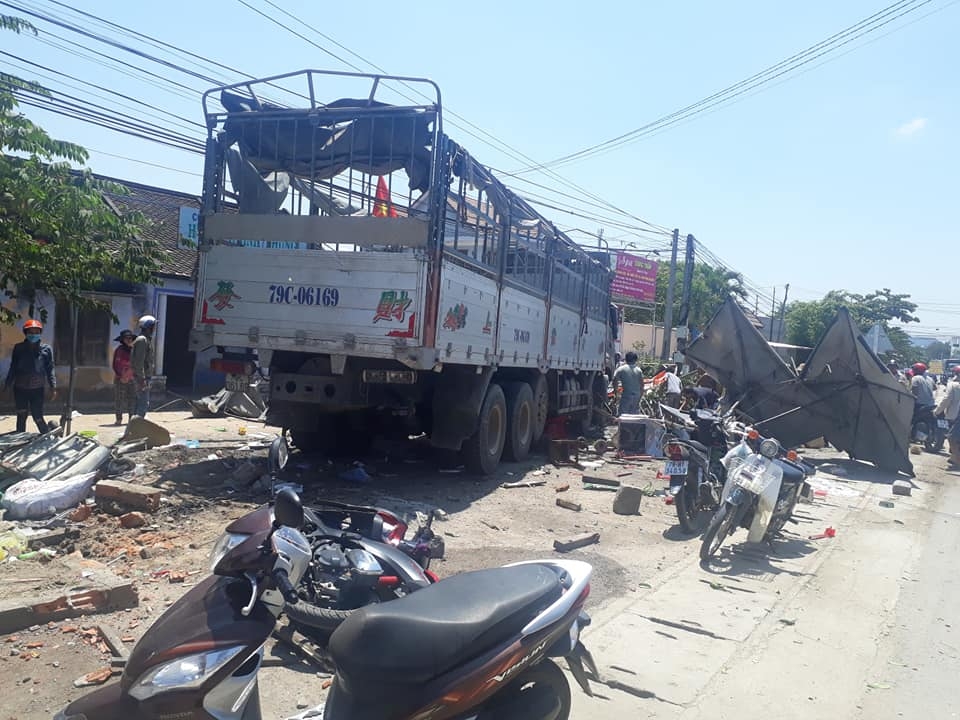 Truy tìm tài xế xe tải bỏ trốn sau khi san phẳng quán nước vỉa hè truy tim tai xe xe tai bo tron sau khi san phang quan nuoc via he