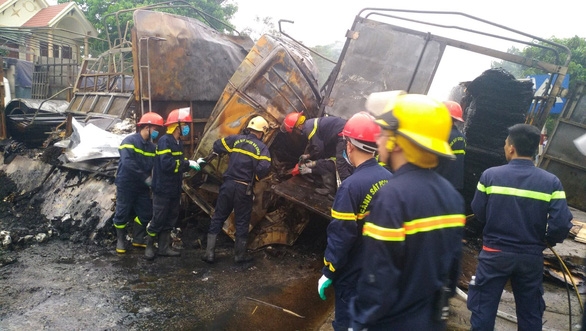 Xe tải tông nhau bốc cháy dữ dội, lửa nuốt chửng 2 người mắc kẹt trong ca-bin xe tai tong nhau boc chay du doi lua nuot chung 2 nguoi mac ket trong ca bin