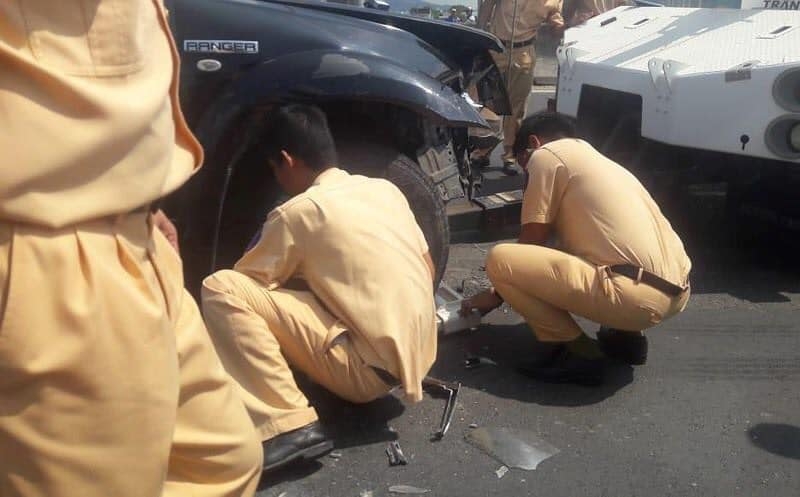 Tài xế Ford Ranger dùng rìu chém dân, ép ngã 2 cảnh sát giao thông ở Vũng Tàu tai xe ford ranger dung riu chem dan ep nga 2 canh sat giao thong