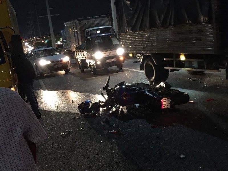 Toyota Vios bị mô tô "vò nát" trên cầu Bình Lợi, TP. Hồ Chí Minh toyota vios bi mo to vo nat tren cau binh loi tp ho chi minh