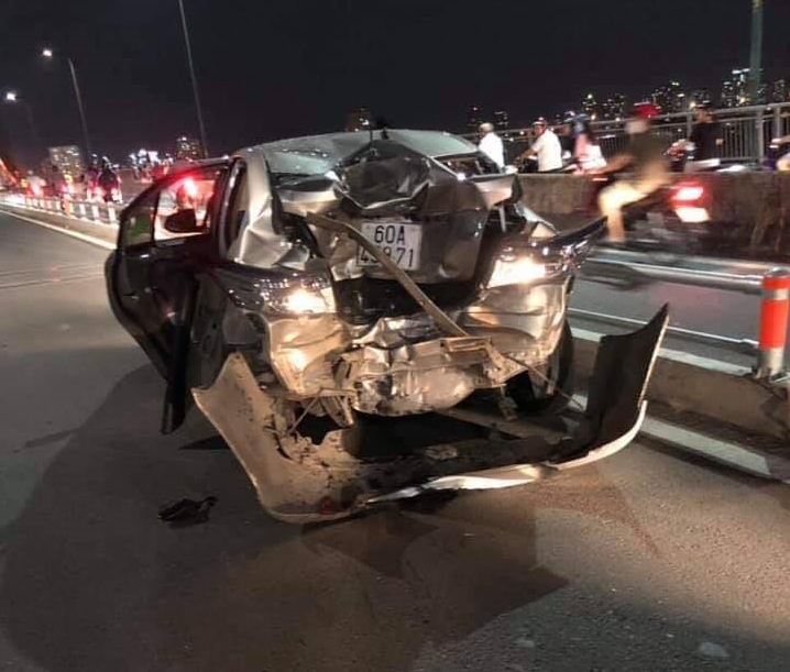 Toyota Vios bị mô tô "vò nát" trên cầu Bình Lợi, TP. Hồ Chí Minh toyota vios bi mo to vo nat tren cau binh loi tp ho chi minh