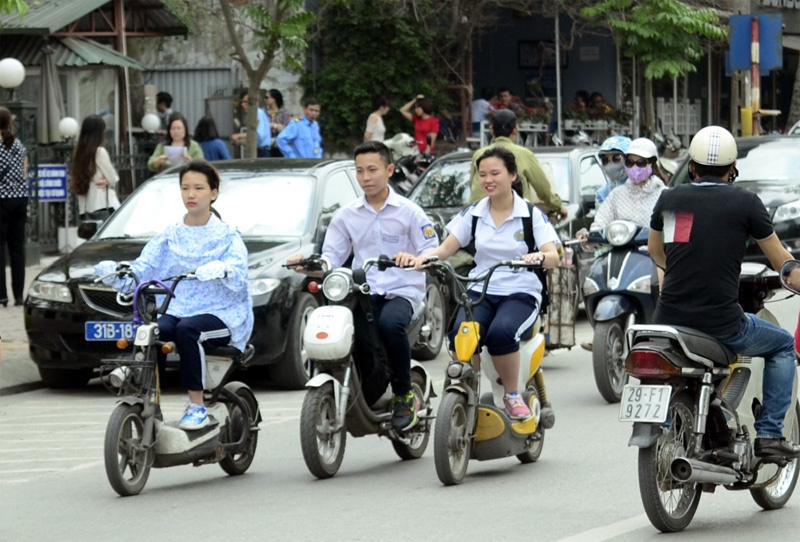 Cà phê OF: Có nên thay thế xe máy bằng xe điện? ca phe of co nen thay the xe may bang xe dien
