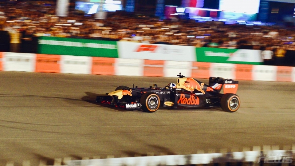 Giá vé F1 Việt Nam so với thế giới đắt rẻ ra sao