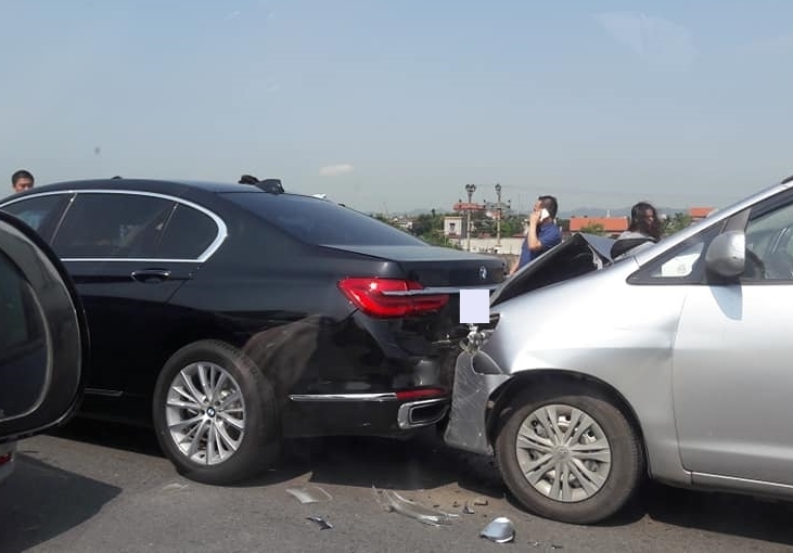 BMW 7-Series bị Toyota Innova và Toyota Fortuner kẹp vỡ trong ngày đầu nghỉ lễ 30/4-1/5 bmw 7 series bi toyota innova va toyota fortuner kep vo trong ngay dau nghi le 304 15