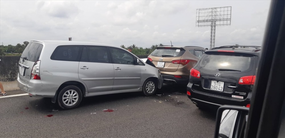Toyota Innova gây tai nạn liên hoàn trên cao tốc Trung Lương, 7 ô tô bị hạ gục toyota innova gay tai nan lien hoan tren cao toc trung luong 7 chiec o to bi ha guc