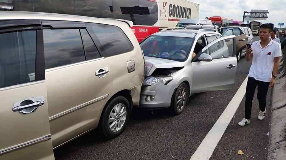 Toyota Innova gây tai nạn liên hoàn trên cao tốc Trung Lương, 7 ô tô bị hạ gục toyota innova gay tai nan lien hoan tren cao toc trung luong 7 chiec o to bi ha guc