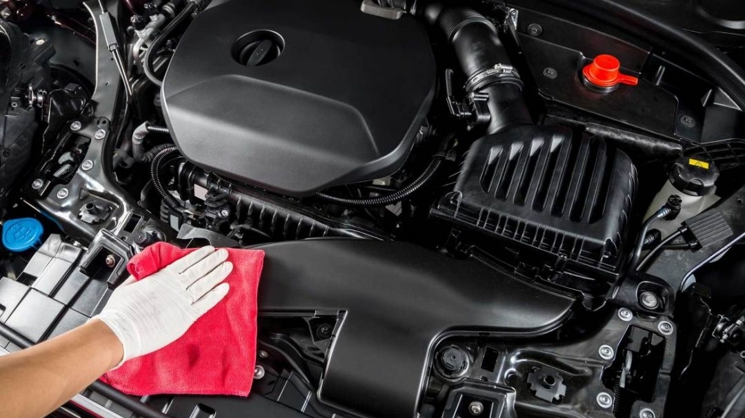 Vệ sinh khoang máy ô tô tại nhà, tại sao không?