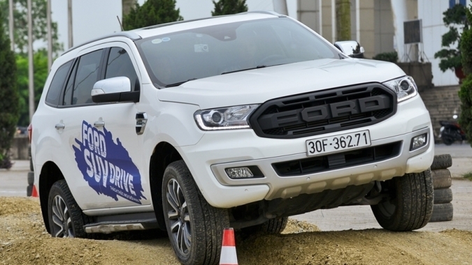 Toyota Fortuner được yêu thích nhất năm nhưng Ford Everest là xe bán chạy nhất tháng