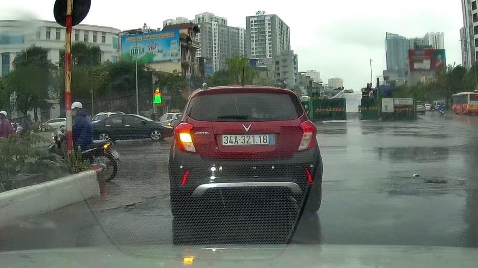 Hà Nội: Tài xế lái VinFast Fadil gây tai nạn cho người đi xe máy rồi bỏ chạy Hà Nội: Tài xế lái VinFast Fadil gây tai nạn cho người đi xe máy rồi bỏ chạy