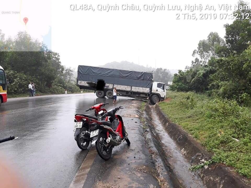 Toyota Hilux bị xe tải "đập bẹp" khi leo dốc toyota hilux bi xe tai dap bep khi leo doc