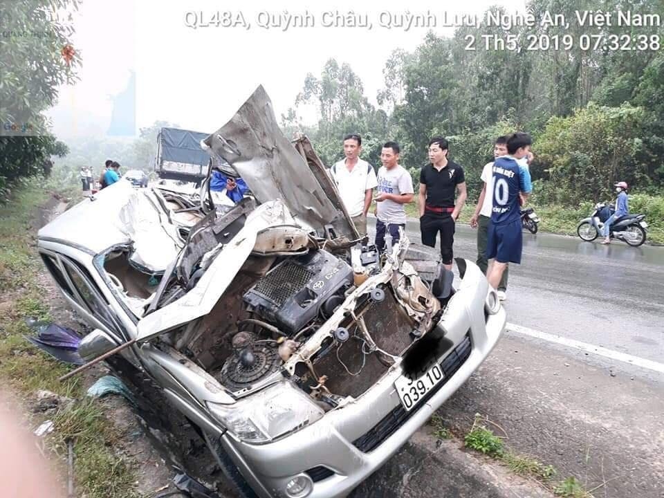 Toyota Hilux bị xe tải "đập bẹp" khi leo dốc toyota hilux bi xe tai dap bep khi leo doc