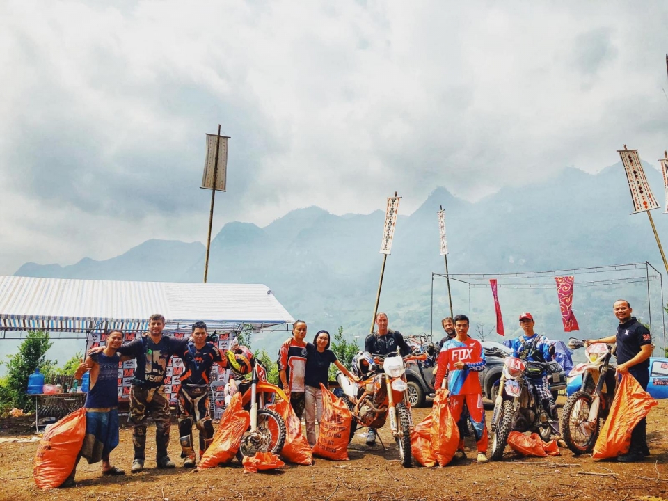 Những tay đua cào cào ở lại dọn rác sau giải off-road ở Hà Giang nhung tay dua cao cao o lai don rac sau giai off road o ha giang