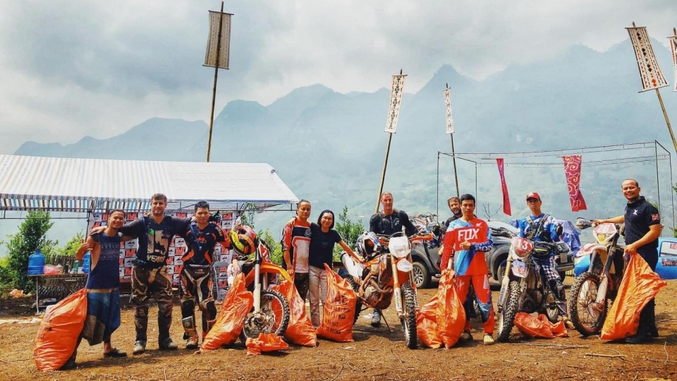 Những tay đua cào cào ở lại dọn rác sau giải off-road ở Hà Giang