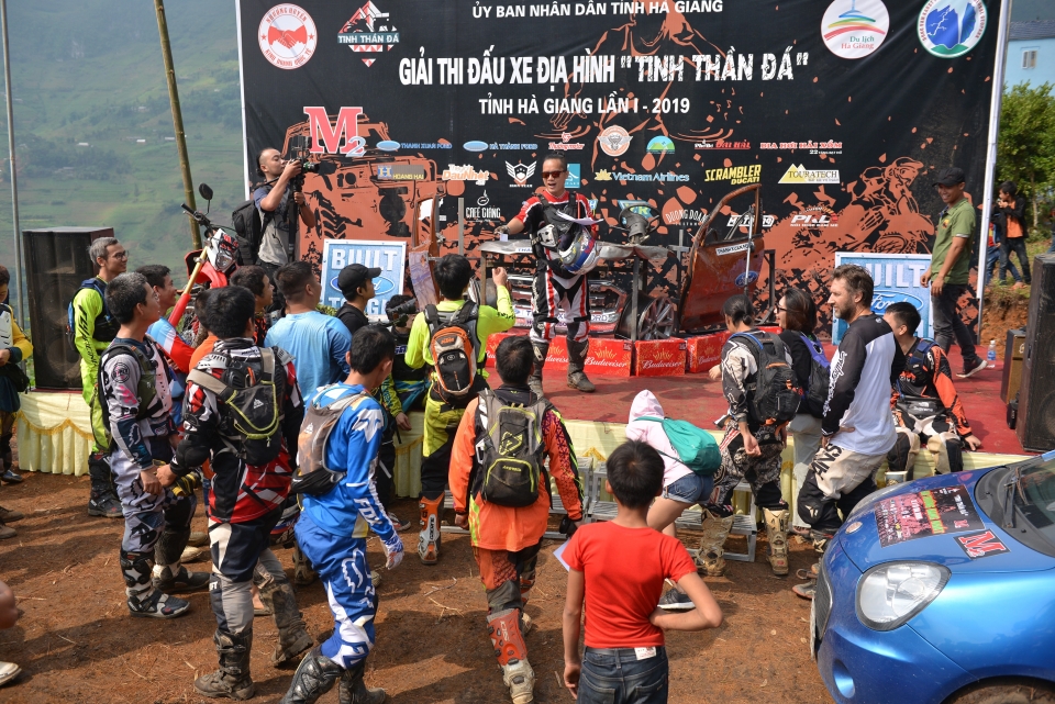 Những tay đua cào cào ở lại dọn rác sau giải off-road ở Hà Giang nhung tay dua cao cao o lai don rac sau giai off road o ha giang