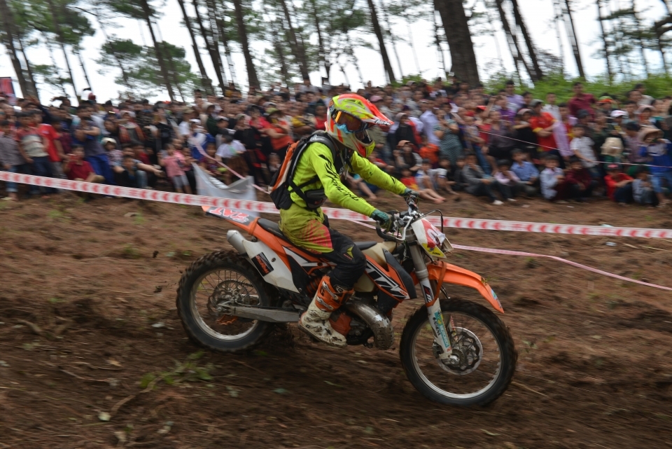 Những tay đua cào cào ở lại dọn rác sau giải off-road ở Hà Giang nhung tay dua cao cao o lai don rac sau giai off road o ha giang
