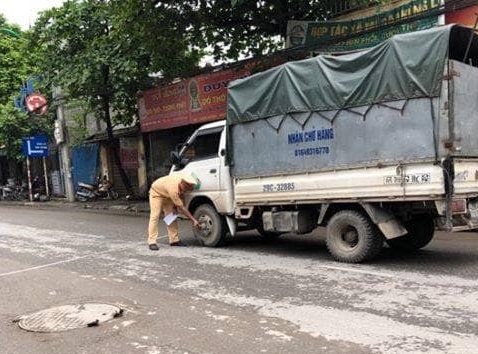 Tài xế Kia Morning mở cửa bất cẩn hất người đi xe máy vào gầm ô tô tải tai xe kia morning mo cua bat can hat nguoi di xe may vao gam o to tai