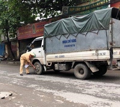 Tài xế Kia Morning mở cửa bất cẩn hất người đi xe máy vào gầm ô tô tải