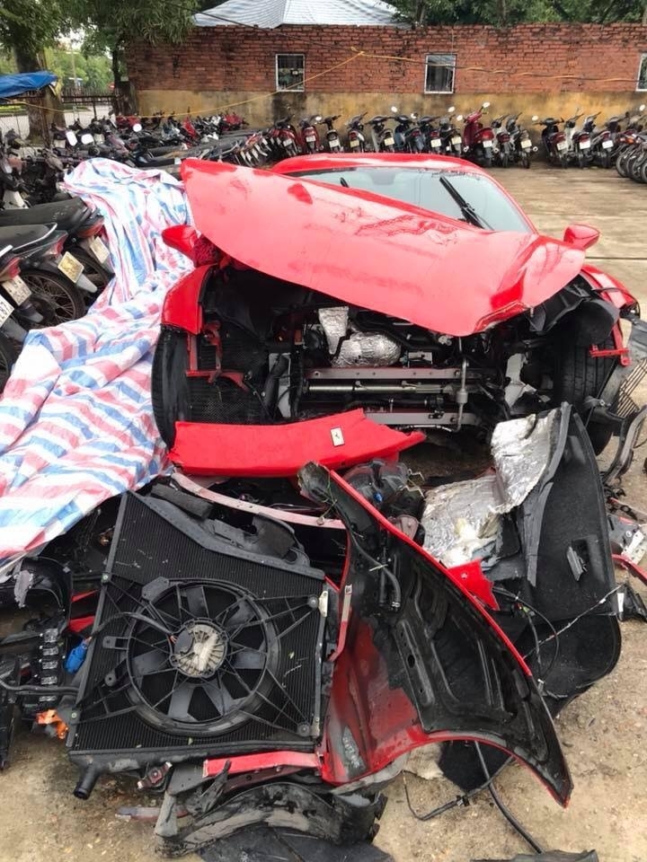 Siêu xe Ferrari 488 GTB của ca sĩ Tuấn Hưng chuẩn bị được khôi phục sieu xe ferrari 488 gtb cua ca si tuan hung chuan bi duoc khoi phuc