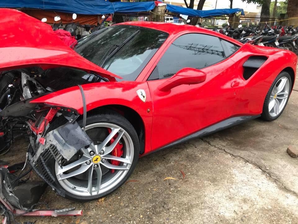 Siêu xe Ferrari 488 GTB của ca sĩ Tuấn Hưng chuẩn bị được khôi phục sieu xe ferrari 488 gtb cua ca si tuan hung chuan bi duoc khoi phuc