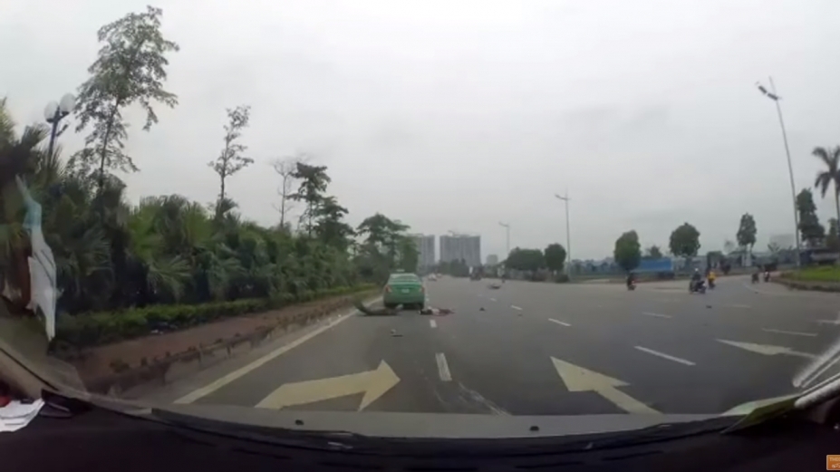Sang đường ẩu, người đàn ông đi xe máy bay thẳng vào gầm taxi Mai Linh