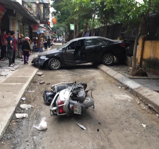 Nữ tài xế Toyota Camry lùi xe, đâm chết người phụ nữ điều khiển Honda Lead nu tai xe toyota camry lui xe dam chet nguoi phu nu dieu khien honda lead