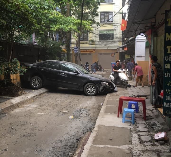 Nữ tài xế Toyota Camry lùi xe, đâm chết người phụ nữ điều khiển Honda Lead nu tai xe toyota camry lui xe dam chet nguoi phu nu dieu khien honda lead