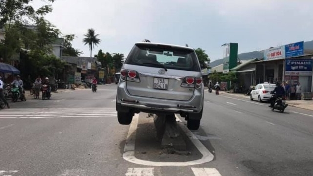 'Thánh lật' Toyota Fortuner treo bụng trên dải phân cách cứng ở Huế