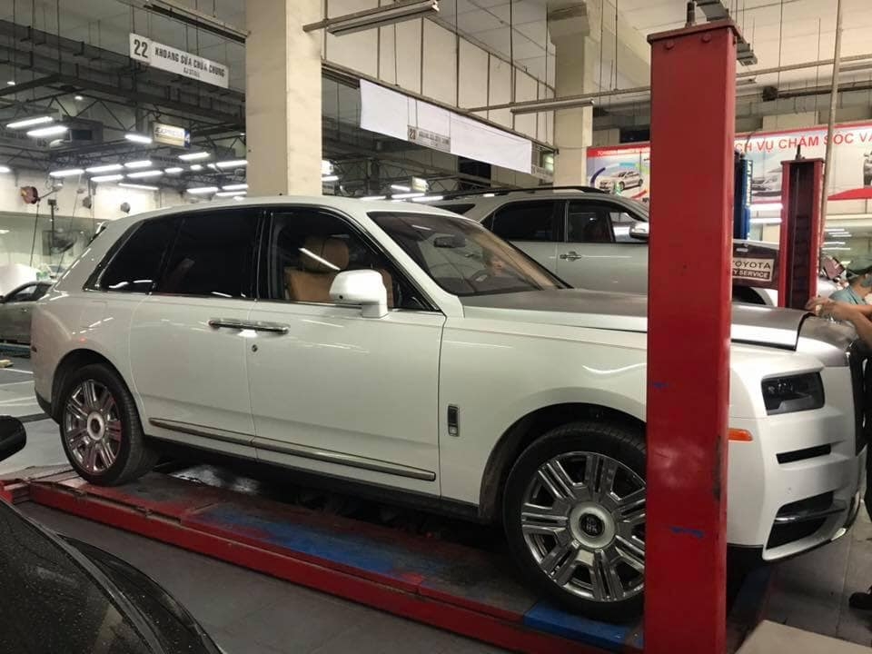 Bắt gặp Rolls-Royce Cullinan đi làm dịch vụ tại đại lý của Toyota rolls royce cullinan dau tien ve viet nam lam dich vu tai dai ly toyota
