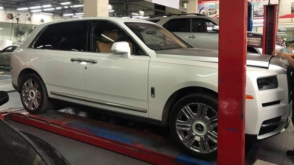 Bắt gặp Rolls-Royce Cullinan đi làm dịch vụ tại đại lý của Toyota