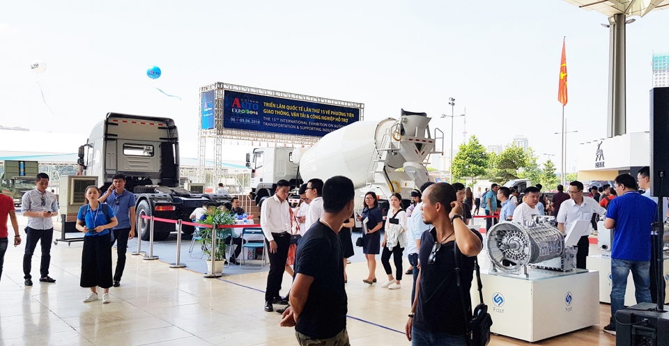 vietnam autoexpo 2019 den hen lai len