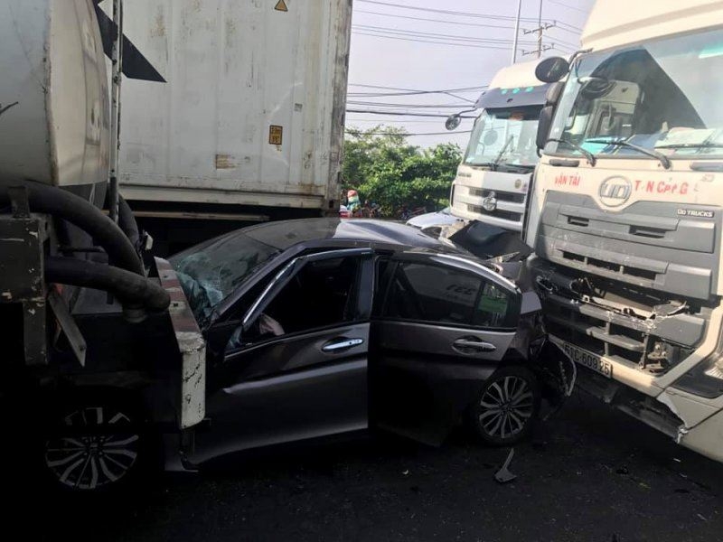 Honda City bị đầu kéo container và xe bồn 'kẹp nát' khi dừng chờ đèn đỏ honda city bi dau keo container va xe bon kep nat khi dung cho den do