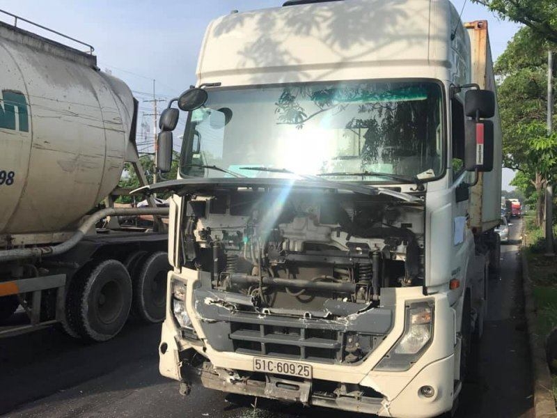 Honda City bị đầu kéo container và xe bồn 'kẹp nát' khi dừng chờ đèn đỏ honda city bi dau keo container va xe bon kep nat khi dung cho den do