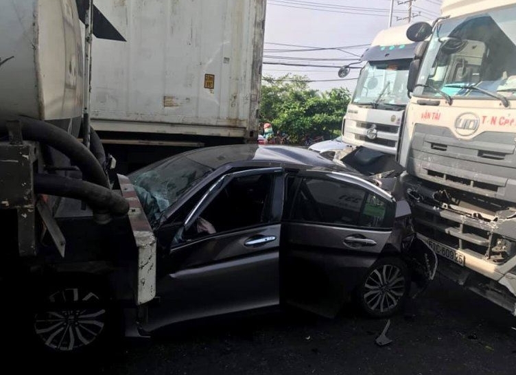 Honda City bị đầu kéo container và xe bồn 'kẹp nát' khi dừng chờ đèn đỏ