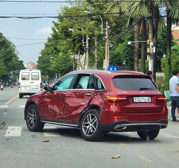 Mercedes-Benz GLC300 bị xe khách húc ngang hông khi băng qua ngã tư khu Tên Lửa mercedes benz glc300 bi xe khach huc ngang hong khi bang qua nga tu khu ten lua