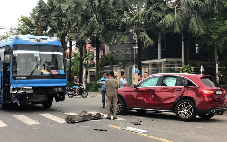 Mercedes-Benz GLC300 bị xe khách húc ngang hông khi băng qua ngã tư khu Tên Lửa mercedes benz glc300 bi xe khach huc ngang hong khi bang qua nga tu khu ten lua